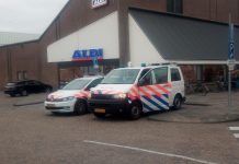 Man gewond bij vechtpartij in supermarkt, politie zet achtervolging in