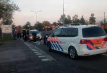 Fietser gewond afgevoerd na aanrijding bij rotonde Baskensburg