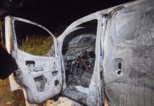 Busje zonder kentekens brandt uit op donkere Verbrande Hofweg