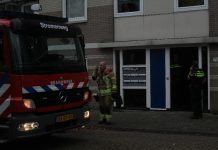 Brandgerucht in flat Paauwenburg, agenten blijven na vertrek brandweer