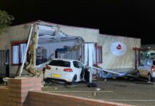 Auto rijdt tegen gebouw aan Hermesweg