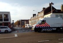 Voetganger aangereden op Van Dishoeckstraat, auto rijdt door