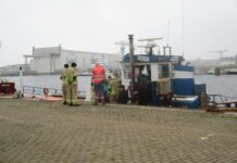 Brandweer haalt gewonde uit scheepsruim