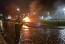 Auto brandt op campusterrein Adriaen Coortelaan