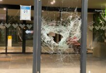Ruit van stadhuis Vlissingen kapot bij protesten tegen lockdown