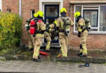 Brandweer forceert voordeur na melding van rookontwikkeling in huis