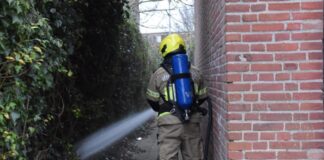 Brandweer blust brand in bossages Tulpenlaan