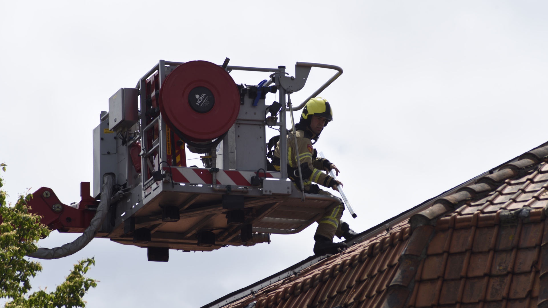 Hoogwerker brandweer ingezet bij stormschade in Scheldestraat