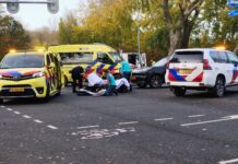 Fietsster ernstig gewond na aanrijding met auto, bestuurder aangehouden