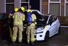 Bewoners horen harde knal en ruiken benzinelucht bij autobrand Kasteelstraat