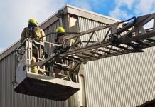 Brandweer verwijdert loshangende golfplaat van pand aan Vrijgang