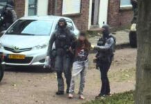 Arrestatieteam doet inval na tip over drugsproductie in woning, twee arrestaties
