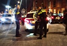 Vrouw negeert stopteken en botst tegen kei, drugs in auto, twee aanhoudingen