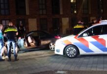 Politie ontdekt mes, drugs en illegale sigaretten na achtervolging en crash Hellingbaan