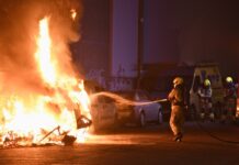 Caravan brandt uit aan de Commandoweg in Vlissingen