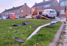 Auto vliegt uit de bocht op Bloemenlaan, politie neemt bestuurder mee