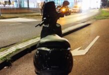 Scooterrijder botst achterop personenauto op Spuikomweg