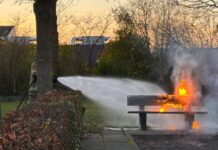 Bankje in brand bij sporthal De Couburg in Koudekerke
