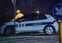 Brandweer blust brandende banden aan de rand van Bossenburgh