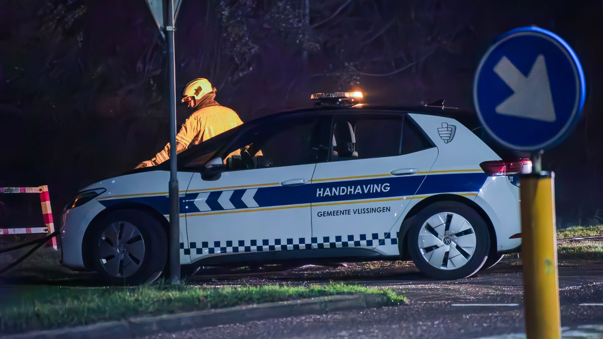 Brandweer blust brandende banden aan de rand van Bossenburgh