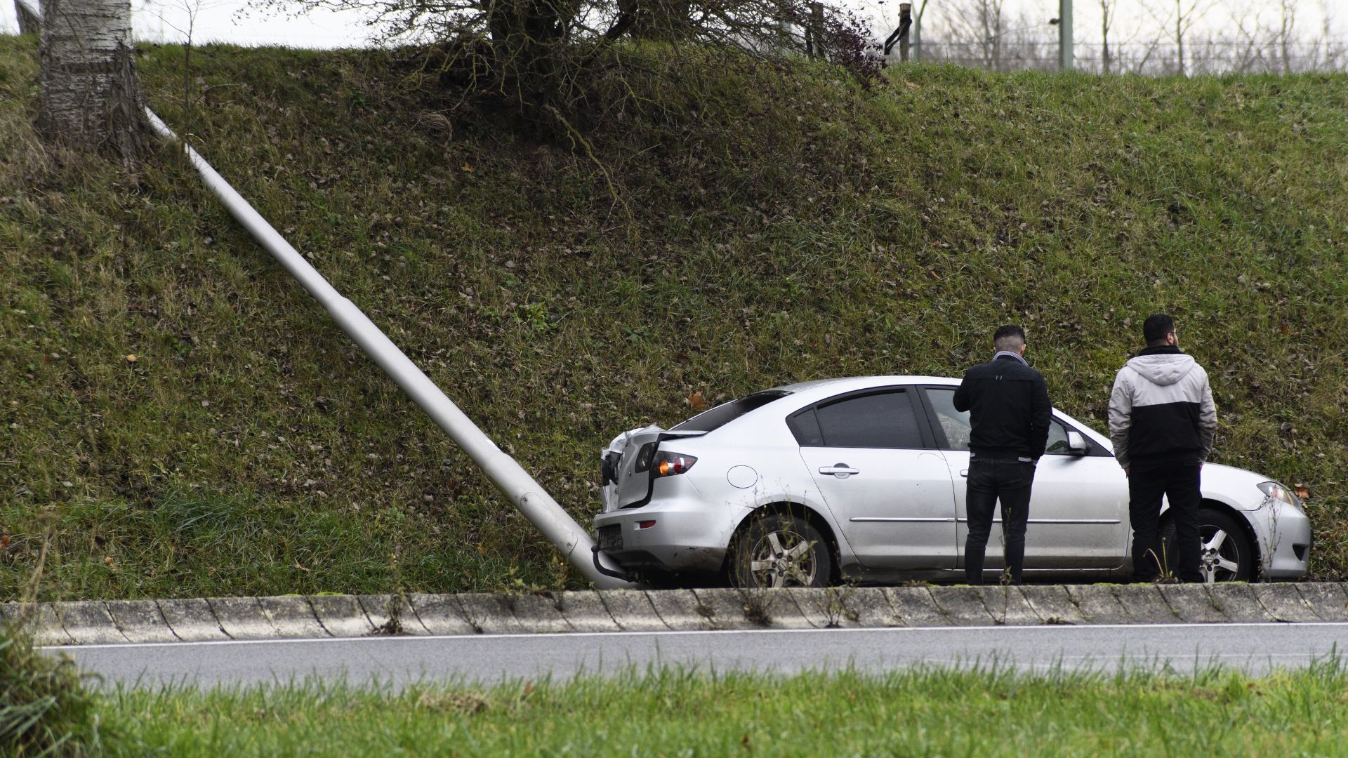 Auto slaat over de kop op Nieuwe Vlissingseweg, bestuurder mogelijk onder invloed