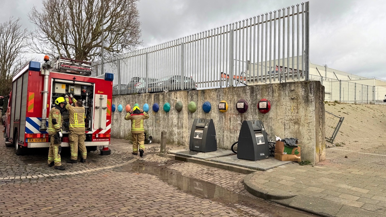 Brandweer blust containerbrand in Oude Binnenstad Vlissingen