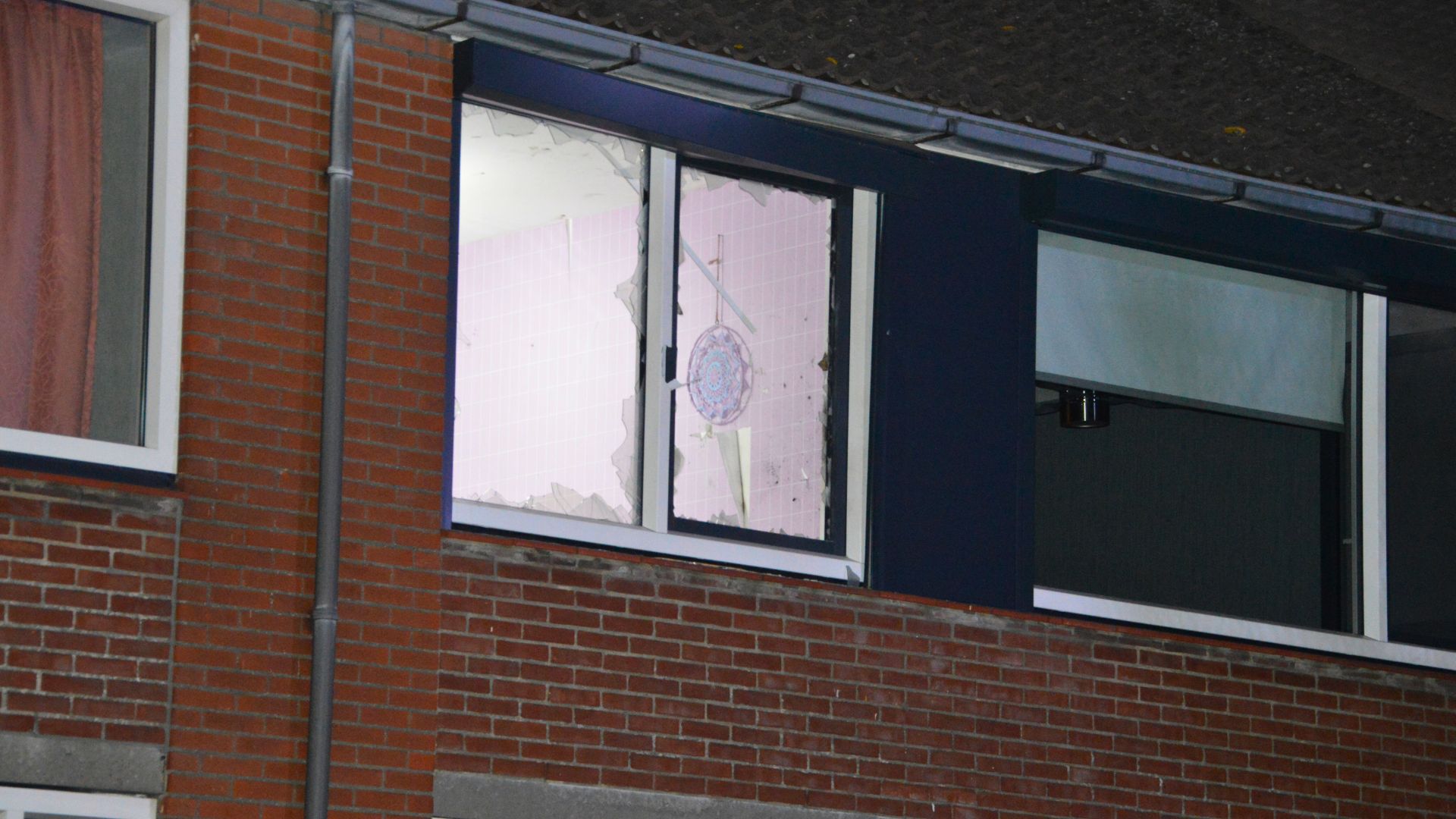 Raam van woning in Oost-Souburg gesprongen na vermoedelijke vuurwerkexplosie