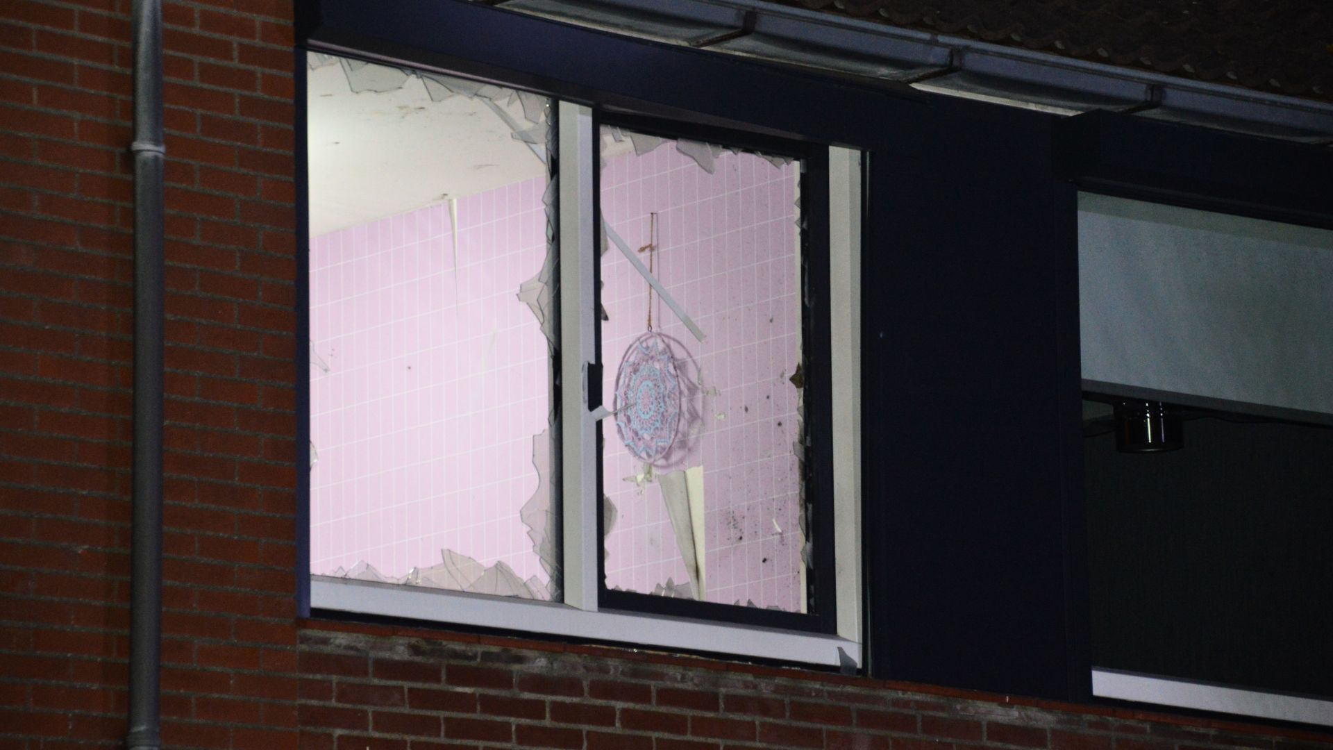 Bewoners woning Roerstraat brengen nacht elders door na vuurwerkschade