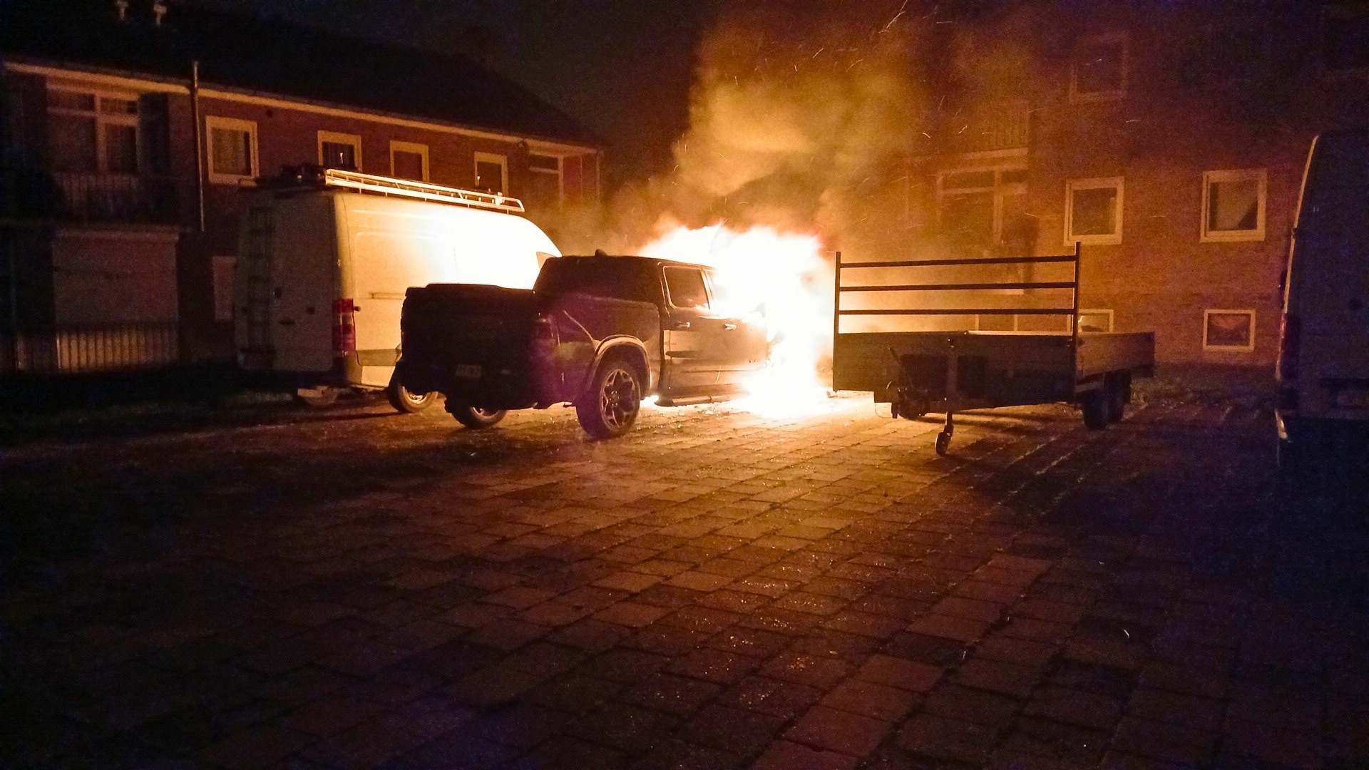 Autobrand zorgt voor ontruiming woningen aan Vincent van Goghlaan