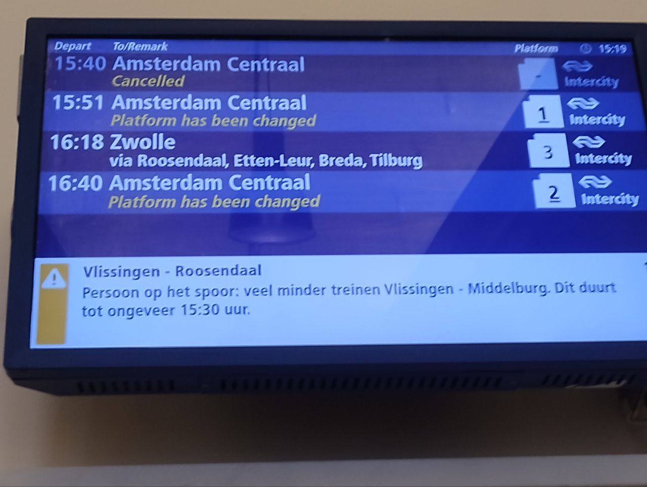 Treinverkeer geblokkeerd door persoon op het spoor bij spoorwegovergang in Vlissingen