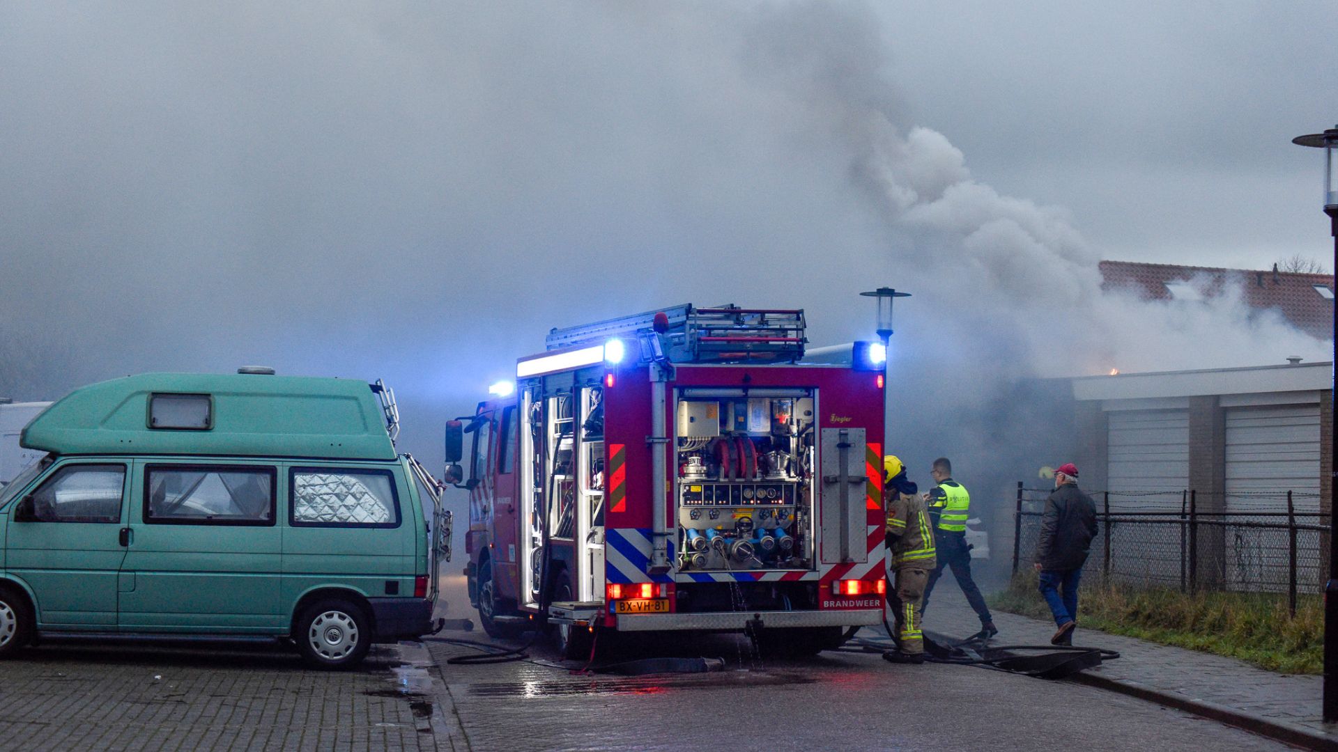 Gewonde bij brand in garageboxen in West-Souburg