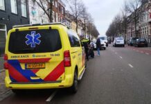 Fietsster rijdt tegen openslaand portier en komt ten val op Badhuisstraat