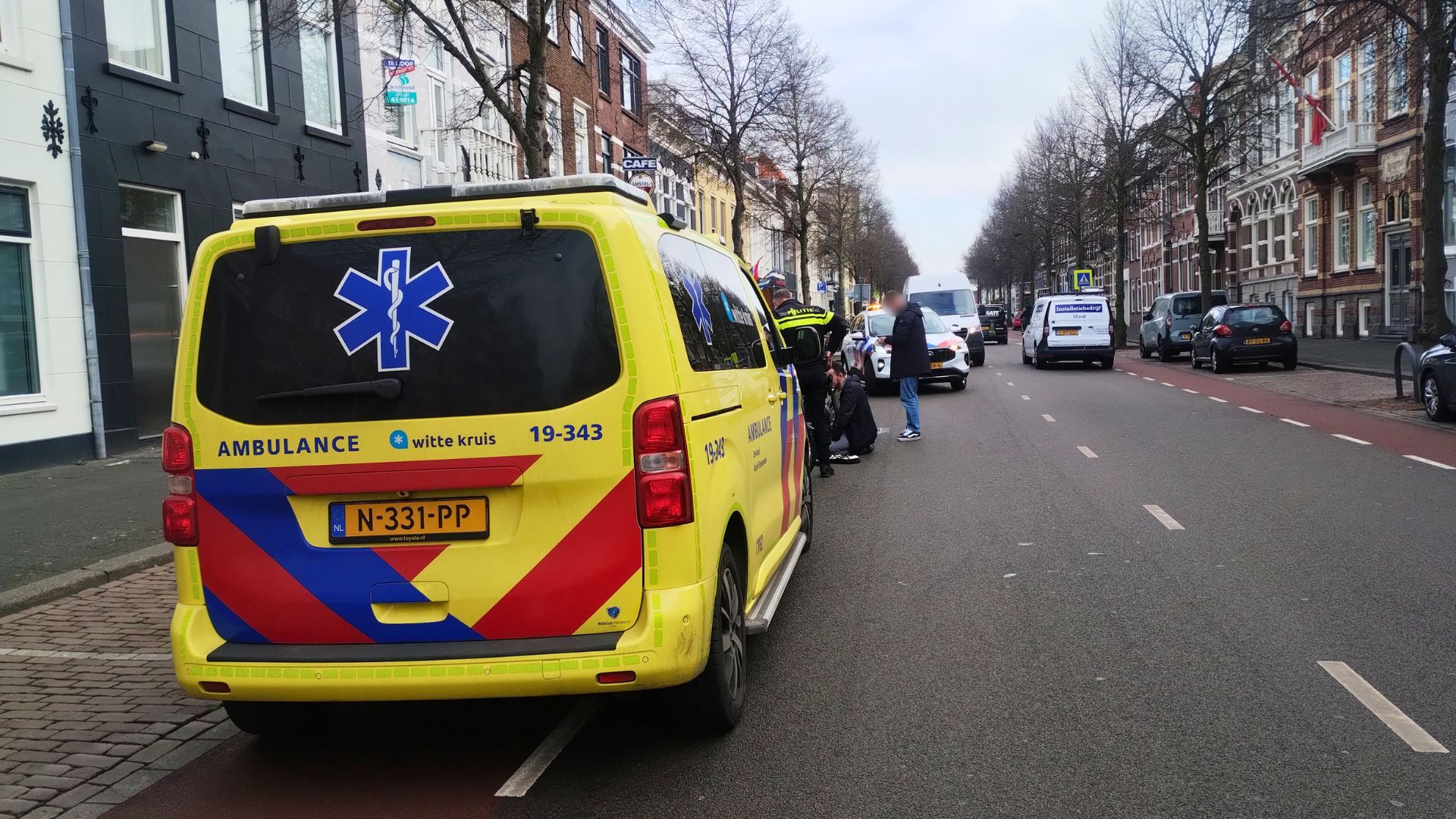 Fietsster rijdt tegen openslaand portier en komt ten val op Badhuisstraat
