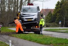 Bestelbus botst tegen boom op Vlissingsestraat in Koudekerke