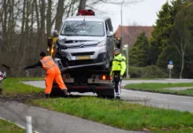 Bestelbus botst tegen boom op Vlissingsestraat in Koudekerke