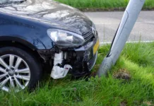 Automobilist gewond na botsing met lantaarnpaal op Vlissingsestraat