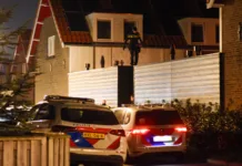 Politie dreigt met taser bij aanhouding man op dak in Rooie Buurt