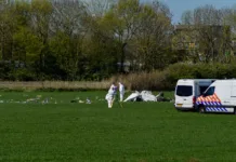 Sportvliegtuig neergekomen naast A58, een persoon overleden
