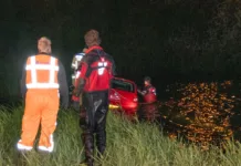 Auto met drie inzittenden belandt in Spuikom, bestuurster aangehouden