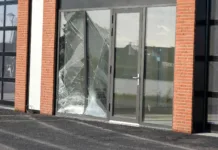 Auto ramt pui van bedrijfsunit aan Klipperkade in Vlissingen