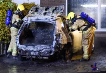 Auto grotendeels uitgebrand bij woning in Westerzicht, politie vermoedt opzet