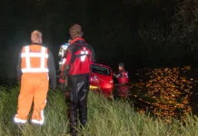 Auto met drie inzittenden belandt in Spuikom, bestuurster aangehouden