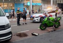 Motorrijder gewond na botsing met busje op Aagje Dekenstraat