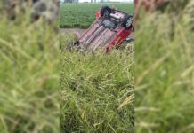 Auto op de kop bij eenzijdig ongeval, bestuurder mogelijk onder invloed