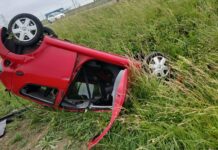 Auto op de kop bij eenzijdig ongeval, bestuurder mogelijk onder invloed