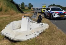 Rubberboot valt van trailer en belandt op A58 bij Oost-Souburg