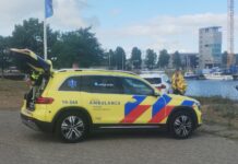 Fietser rijdt Kanaal door Walcheren in, agenten zien het en schieten te hulp
