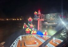 Twee personen na anderhalf uur gered van lichtmast na opkomend water