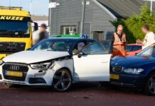 Aanzienlijke schade bij botsing op kruising Industrieweg en Paul Krugerstraat