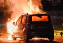 Jerrycans gevonden naast brandende auto, politie onderzoekt brandstichting